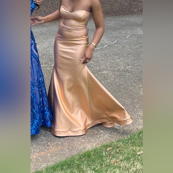 FORMAL/PROM DRESSES - Picture 3 of 7